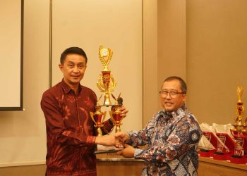 Bachyuni Deliansyah Menerima Awards Udara Bersih Indonesa Tahun 2023