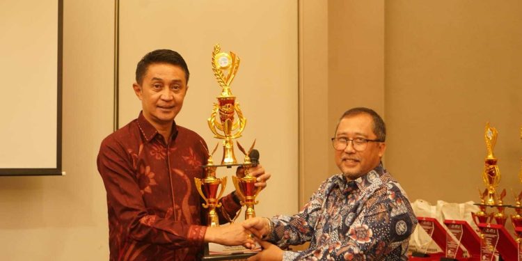 Bachyuni Deliansyah Menerima Awards Udara Bersih Indonesa Tahun 2023
