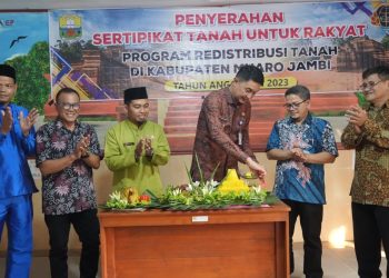 Pj Bupati Muaro Jambi Serahan Sertifikat Tanah Secara Simbolis Dalam Program Redistribusi Tanah Untuk Rakyat Tahun 2023