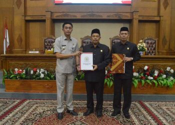 Pj Bupati Bahcyuni Hadiri Rapat Paripurna Tentang Penyampaian Secara Resmi Rancangan Peraturan Daerah