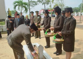Sekda Muaro Jambi Hadiri Acara Tabur Bunga Dalam Memperingati Hari Pahlawan Tahun 2023