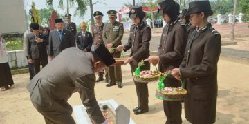 Sekda Muaro Jambi Hadiri Acara Tabur Bunga Dalam Memperingati Hari Pahlawan Tahun 2023