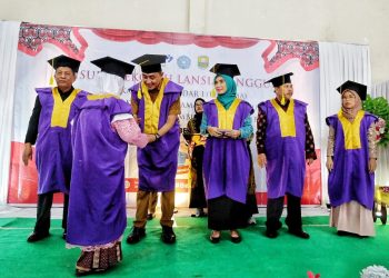 Pj Bupati Muaro Jambi Dampingi Wagub Hadiri Wisuda Lansia Tangguh BKL- Kamboja Standar I (Pertama)