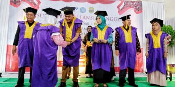 Pj Bupati Muaro Jambi Dampingi Wagub Hadiri Wisuda Lansia Tangguh BKL- Kamboja Standar I (Pertama)