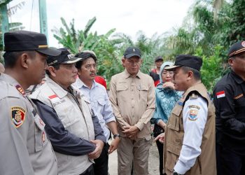 Serahkan Bantuan Korban Banjir Mandiangin, Gubernur Al Haris Ingatkan Warga Tetap Waspada