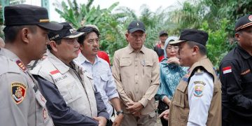 Serahkan Bantuan Korban Banjir Mandiangin, Gubernur Al Haris Ingatkan Warga Tetap Waspada