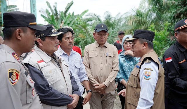 Serahkan Bantuan Korban Banjir Mandiangin, Gubernur Al Haris Ingatkan Warga Tetap Waspada