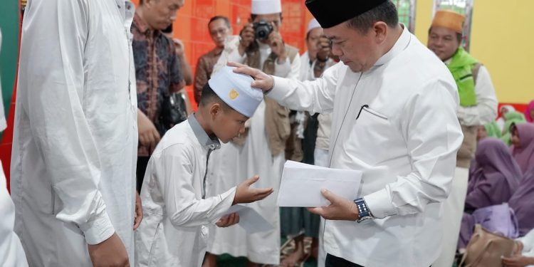 Hadiri Isra’ Mi’raj Di Masjid Cheng Hoo, Al Haris Beri Bantuan Kepada Anak Yatim dan Kaum Dhuafa