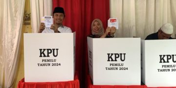 Berjalan kaki, Ketua DPRD Jambi bersama Istri Nyoblos di TPS 13 Kenali Besar