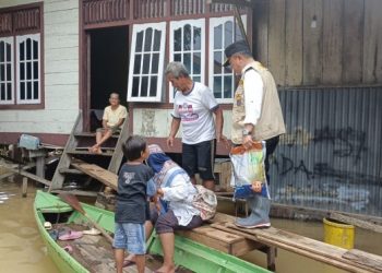 Tinjau Banjir di Sijenjang dan Seberang Kota Jambi, Gunakan Perahu Gubernur Al Haris Antar Bantuan ke Rumah Warga