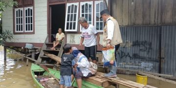 Tinjau Banjir di Sijenjang dan Seberang Kota Jambi, Gunakan Perahu Gubernur Al Haris Antar Bantuan ke Rumah Warga