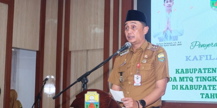 PJ Bupati Bahyuni Serahkan Bonus Kepada Kafilah MTQ Tingkat Provinsi Jambi di Kab Sarolangun 2023