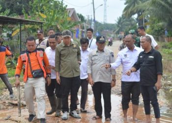 PJ Bupati di Wakilkan Asisten Kesra Drs, Sukisno, MM Meninjau Lokasi Banjir di Desa Kedotan
