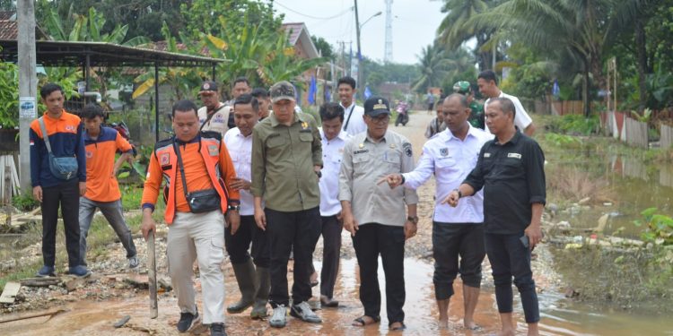 PJ Bupati di Wakilkan Asisten Kesra Drs, Sukisno, MM Meninjau Lokasi Banjir di Desa Kedotan