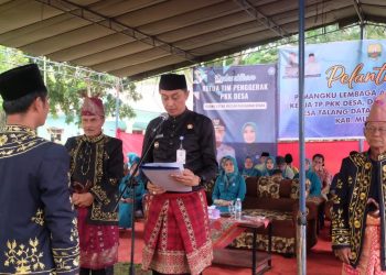 Pj Bupati Muaro Jambi Bachyuni Kukuhkan Pengurus Lembaga Adat Melayu Jambi di Desa Talang Datar