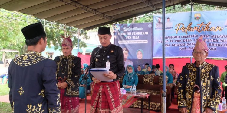 Pj Bupati Muaro Jambi Bachyuni Kukuhkan Pengurus Lembaga Adat Melayu Jambi di Desa Talang Datar