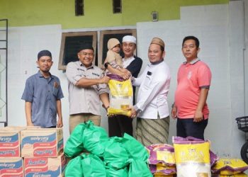PJ Bupati Bachyuni Beserta Sekda memberikan bantuan Sembako Ke Pesantren Terdampak Banjir