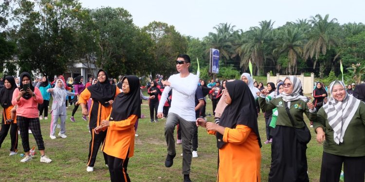 PJ Bupati Bachyuni Ikuti Senam Sehat Bersama Pegawai Kantor Camat Bahar Utara