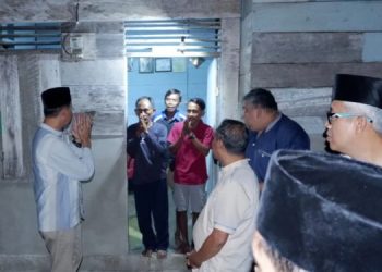 PJ Bupati Muaro Jambi Bersama Kepala OPD Memberikan Paket Sembako ke Warga Kec. Sungai Gelam