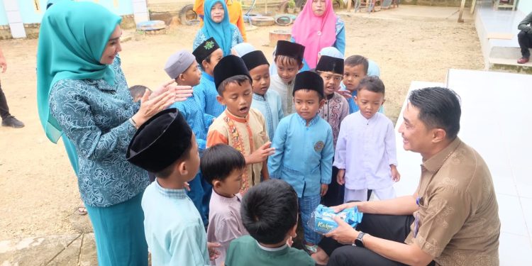 Pj Bupati Muaro Jambi Beserta Bunda PAUD Berkunjung TK Riyadul Huda II Desa Mekar Jaya