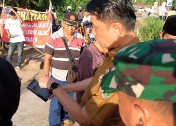PJ Bupati Muaro Jambi Tinjau Pembangunan Jembatan Penghubung Desa Kasang dan Desa Pudak