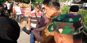PJ Bupati Muaro Jambi Tinjau Pembangunan Jembatan Penghubung Desa Kasang dan Desa Pudak