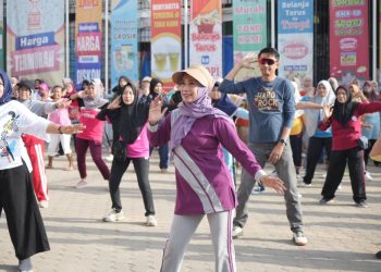 Pj Bupati Muaro Jambi Bachyuni Senam Bersama Warga Kumpeh Ulu