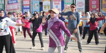 Pj Bupati Muaro Jambi Bachyuni Senam Bersama Warga Kumpeh Ulu