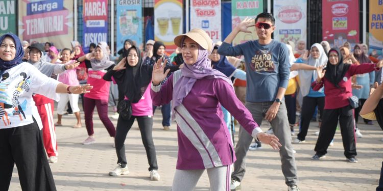 Pj Bupati Muaro Jambi Bachyuni Senam Bersama Warga Kumpeh Ulu