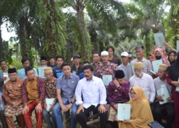 PJ Bupati Muaro Jambi Serahkan 289 Bidang Sertifikat Gratis Program Reformasi Agraria Kepada Masyarakat