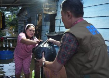 PJ Bupati Bachyuni Beserta Ketua TP PKK Tinjau Korban Banjir di Desa Pematang Jering