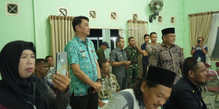 Pj. Bupati Bachyuni Kunjungi Rapat Pleno Terbuka yang dilaksanakan di Aula Kantor Camat Mestong