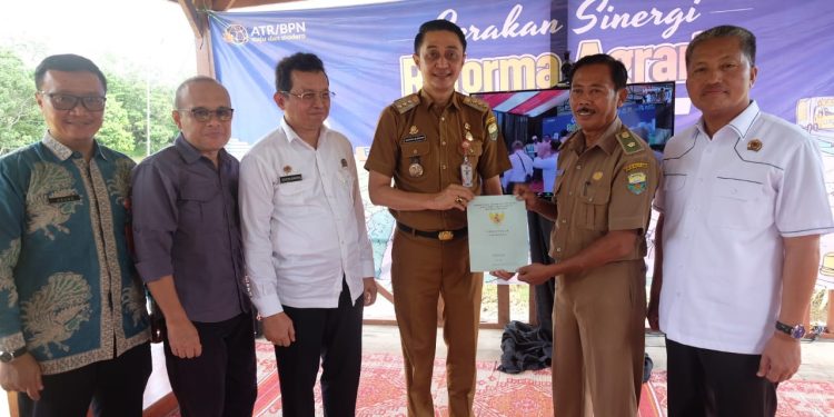 Pj Bupati Muaro Jambi Serahkan Sertifikat Tanah di Desa Tangkit