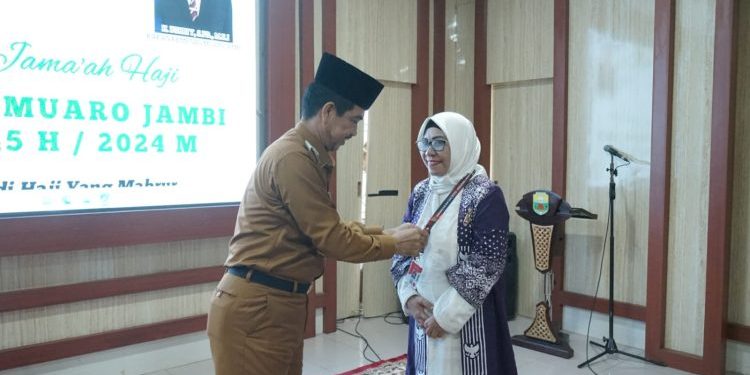 PJ Bupati Raden Najmi Lepas Calon Jemaah Haji Asal Kabupaten Muaro Jambi