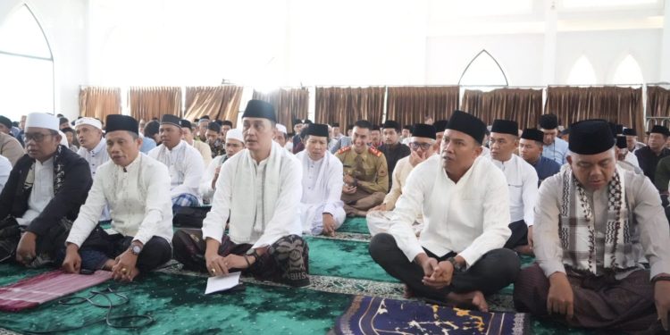 Pj Bupati Muaro Jambi Melaksanakan Sholat EID di Masjid Al Abror