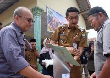PJ Bupati Muaro Jambi Serahkan Sertifikat Redistribusi Tanah di Desa Talang Belido