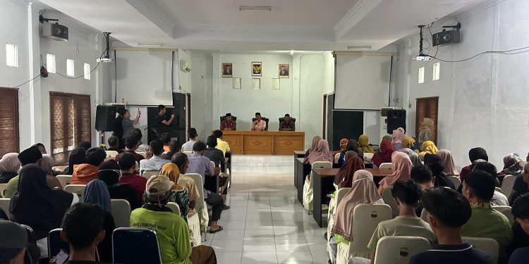 Pj Bupati Muaro Jambi Bersama Sekda Serahkan Bantuan Sosial Kepada Tenaga Kebersihan