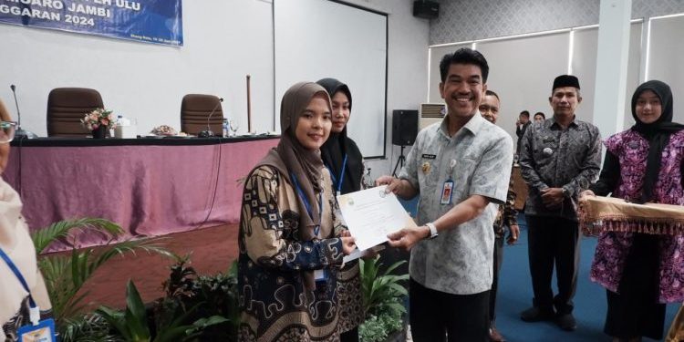 Pj Bupati Muaro Jambi Secara Resmi Tutup Pelatihan Kader Posyandu Desa Se-Kecamatan Kumpeh Ulu