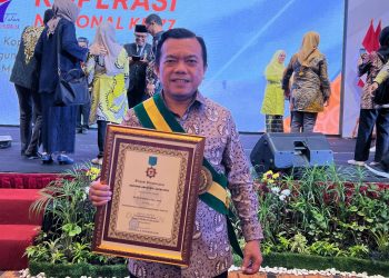 Gubernur Al Haris Terima Penghargaan Bintang Abhinaya Jagadhita dari Dekopin