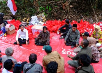 Wagub Sani Dampingi Mensos RI Temui SAD dan Salurkan Bantuan