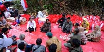 Wagub Sani Dampingi Mensos RI Temui SAD dan Salurkan Bantuan