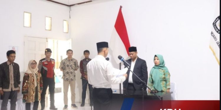 KPU Muaro Jambi Melaksanakan Pelantikan Pengganti Antar Waktu PPS Desa Kemingking