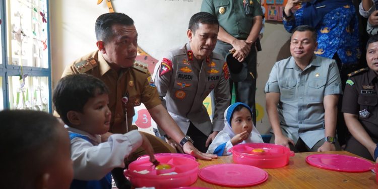 Launching Makan Bergizi Gratis, Gubernur Al Haris Pastikan Proses Lancar dan Menu Sehat untuk Anak