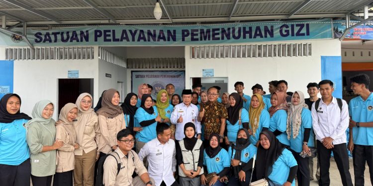 Tinjau SPPG di Pemayung, Gubernur Al Haris Minta Beli Bahan Pokok di Jambi Agar Perputaran Ekonomi Semakin Meningkat